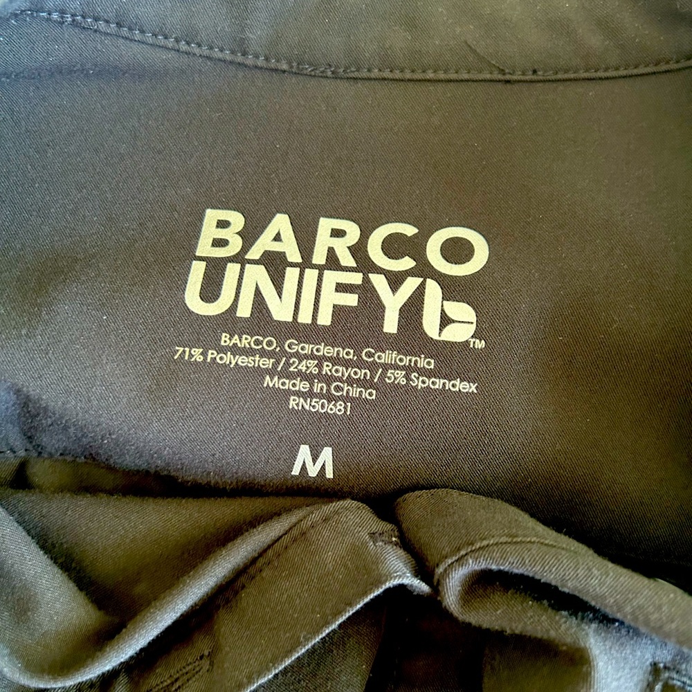 Barco Unifyb Black scrub top